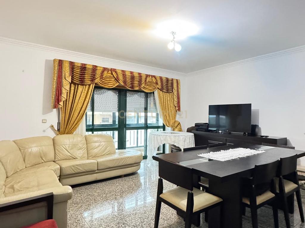 T4 com uma área de 150 m2 localizado em Massamá - Image 3